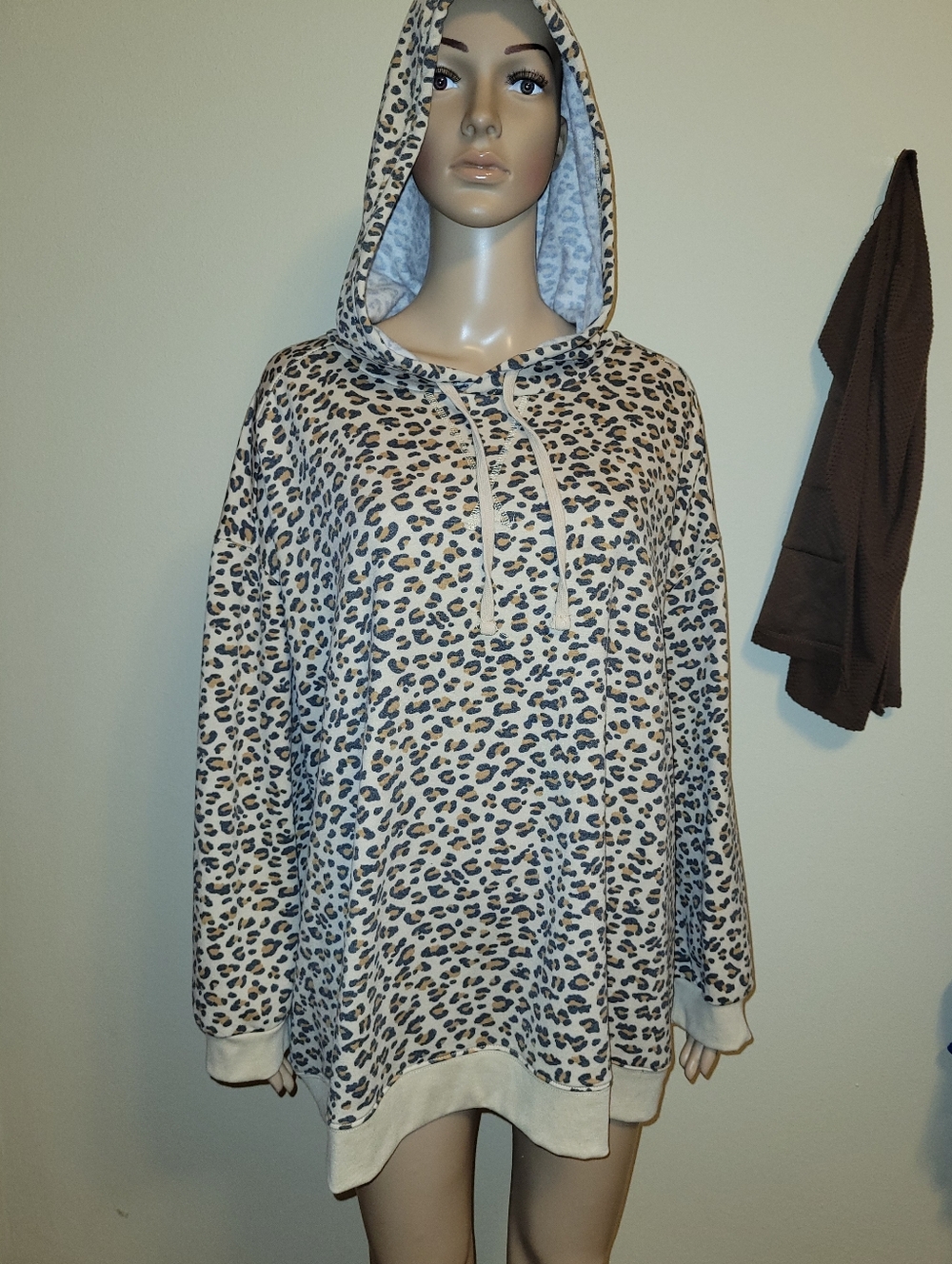 Emily Daniels Beige & Brown Leopard Print Hooded Sweatshirt .  Size 3X